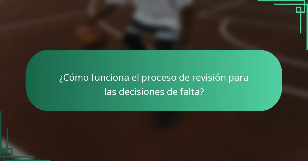 ¿Cómo funciona el proceso de revisión para las decisiones de falta?
